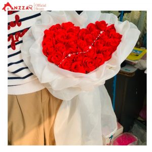 Bó hoa hồng nhũ với màu đỏ tượng trưng cho tình yêu