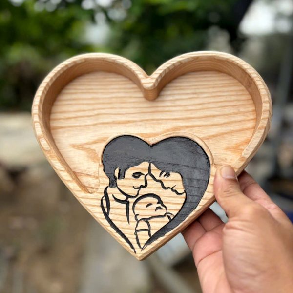 Khay Gỗ Trái Tim Khắc Hình Gia Đình Từ Gỗ Tần Bì Cao Cấp 1 Khay-Gỗ-Trái-Tim-Khắc-Hình-Gia-Đình-Từ-Gỗ-Tần-Bì-Cao-Cấp-Anzzar