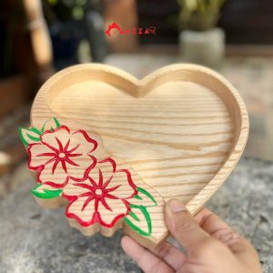 Khay Trái Tim Khắc Hoa Gỗ Tần Bì cao cấp – thiết kế trái tim tinh tế, khắc hoa nghệ thuật. Phù hợp decor bàn trà, quà tặng sang trọng. Gỗ tự nhiên phủ dầu an toàn.