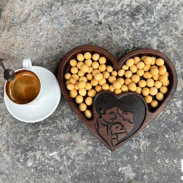 Khay Gỗ Trái Tim Khắc Hình Gia Đình Từ Gỗ Óc Chó Cao Cấp 1 Khay gỗ trái tim khắc hình gia đình từ gỗ óc chó cao cấp