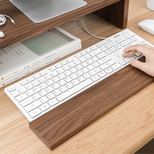 Mẫu-setup-sáng-góc-làm-việc-với-Kê-tay-bàn-phím-gỗ-óc-chó