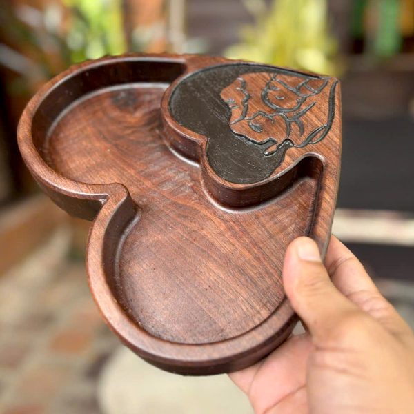 khay-gỗ-decor-khắc-hình-3-người