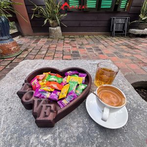 khay gỗ trái tim khắc chữ LOVE sang trọng và ấm áp