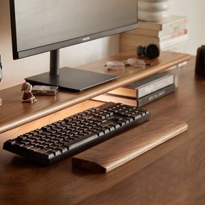 thiết-kế-góc-làm-việc-với-Kê-tay-bàn-phím-gỗ-óc-chó
