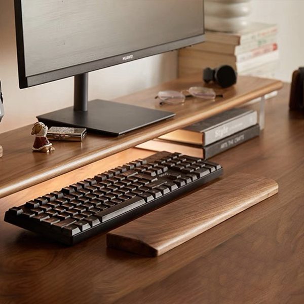 thiết-kế-góc-làm-việc-với-Kê-tay-bàn-phím-gỗ-óc-chó