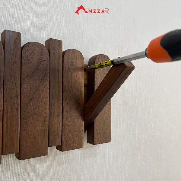 Lắp-đặt-Móc-treo-tường-gỗ-óc-chó-kiểu-phím-đàn-piano-mẫu-bo-tròn-nghệ-thuật